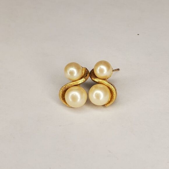 Richellue Faux Pearl Stud Earrings - Picture 7 of 8